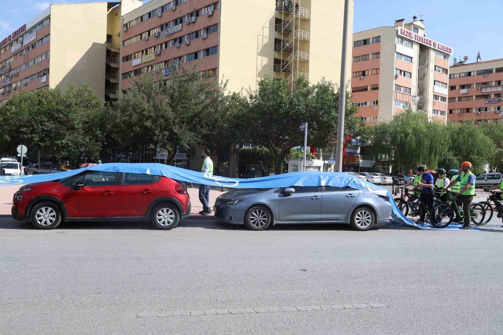 Konyalı bisikletseverler bisiklet yolunu işgal eden araçların üzerini mavi brandayla kapladı
