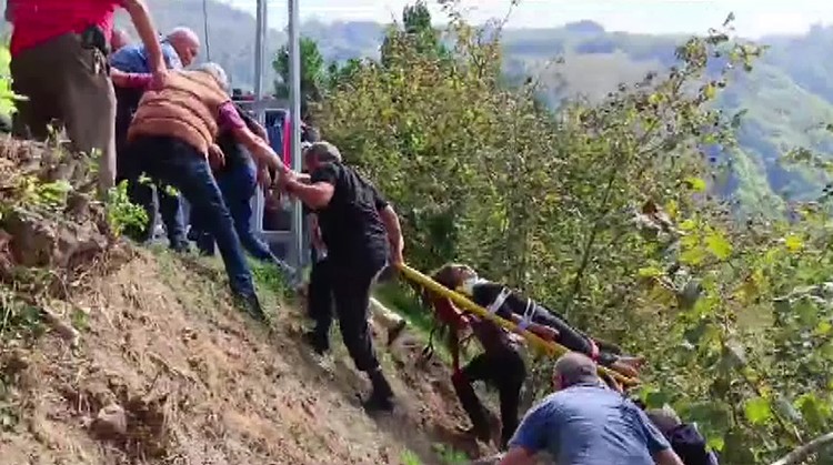 Düzce’de minibüs uçuruma yuvarlandı: Çok sayıda yaralı var