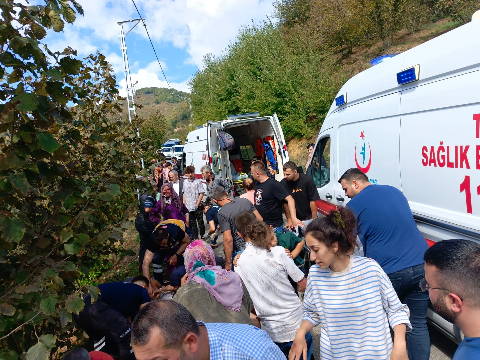 Düzce’de minibüs uçuruma yuvarlandı: Çok sayıda yaralı var
