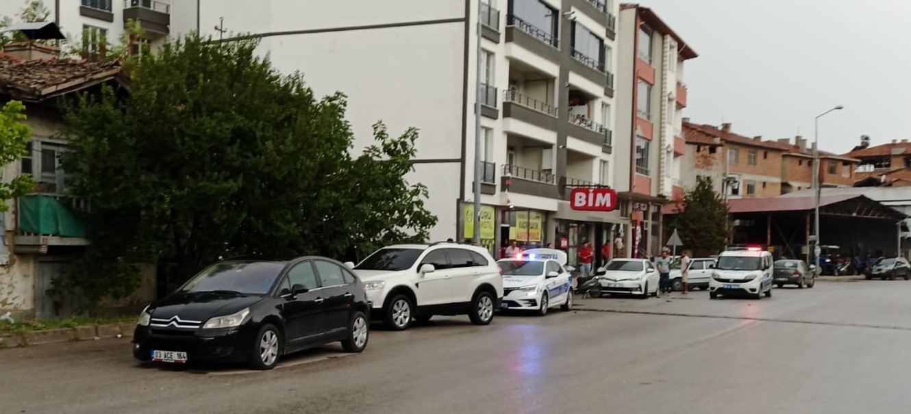 Kontrolden çıkan otomobil, park halindeki 2 otomobile çarptı