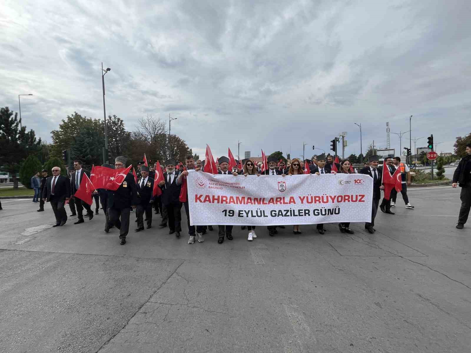 Sivas’ta gazilerin gururlu yürüyüşü