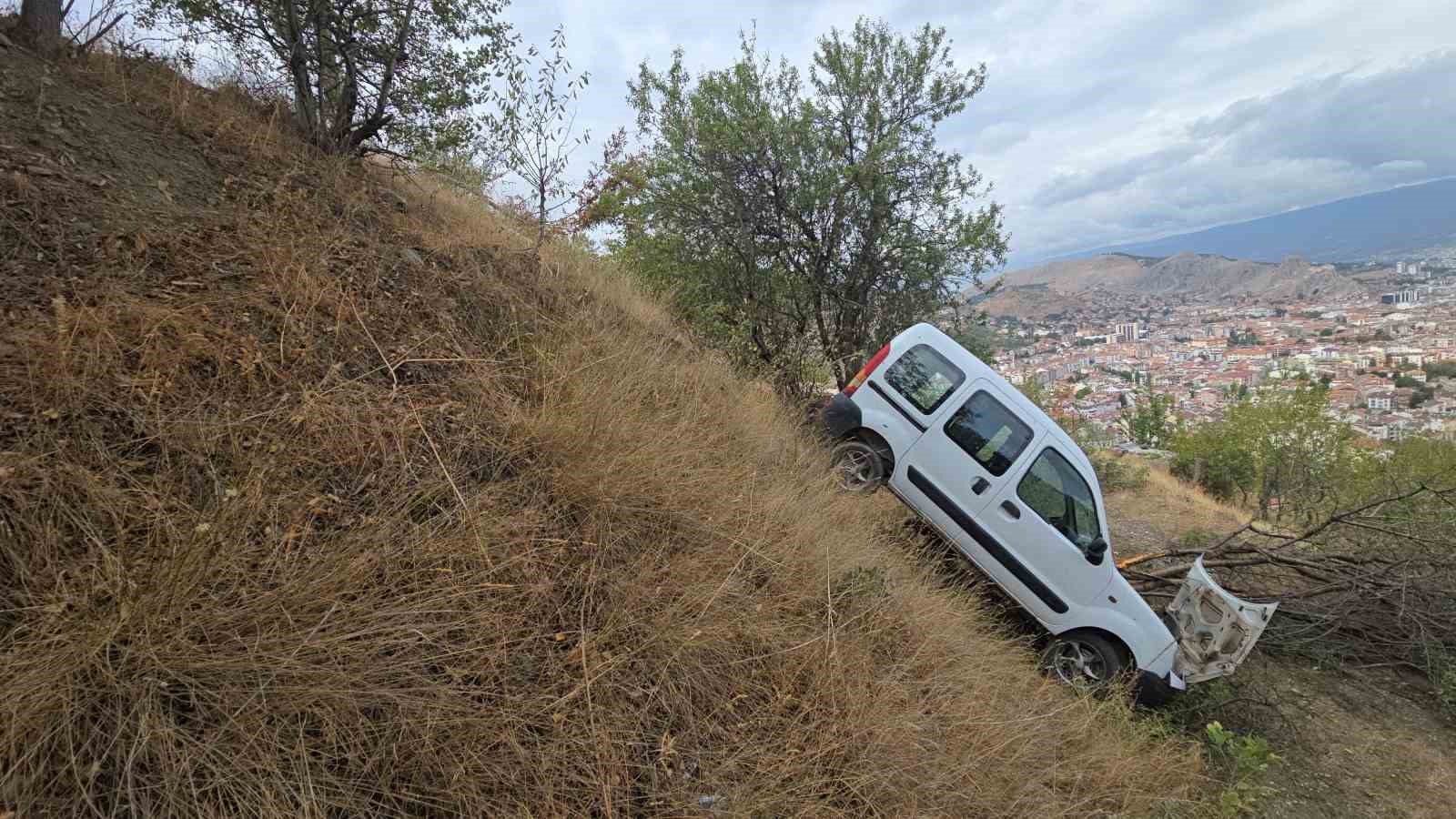 Tokat’ta uçuruma yuvarlanan araç ağaca çarparak durdu