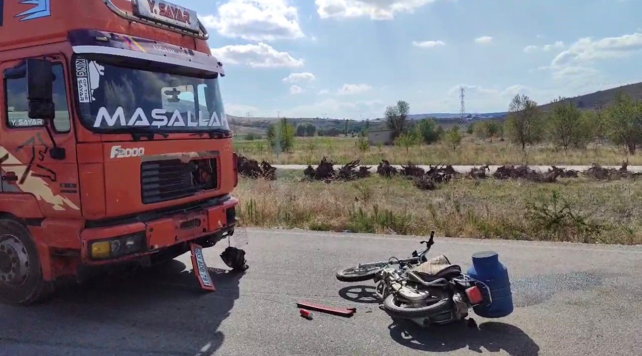 Tırla çarpışan motosiklet sürücüsü ağır yaralandı