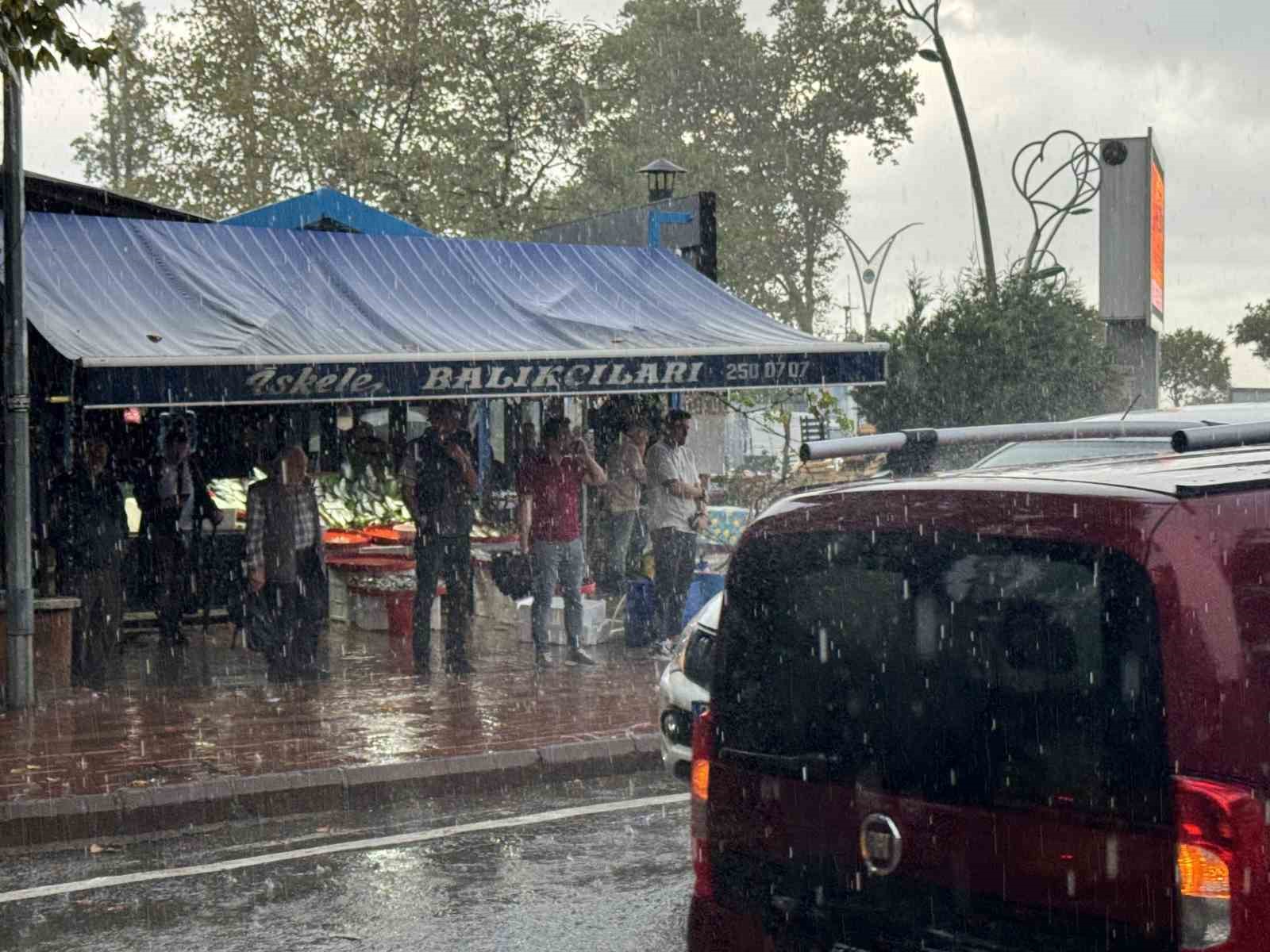 Yağmura hazırlıksız yakalandılar
