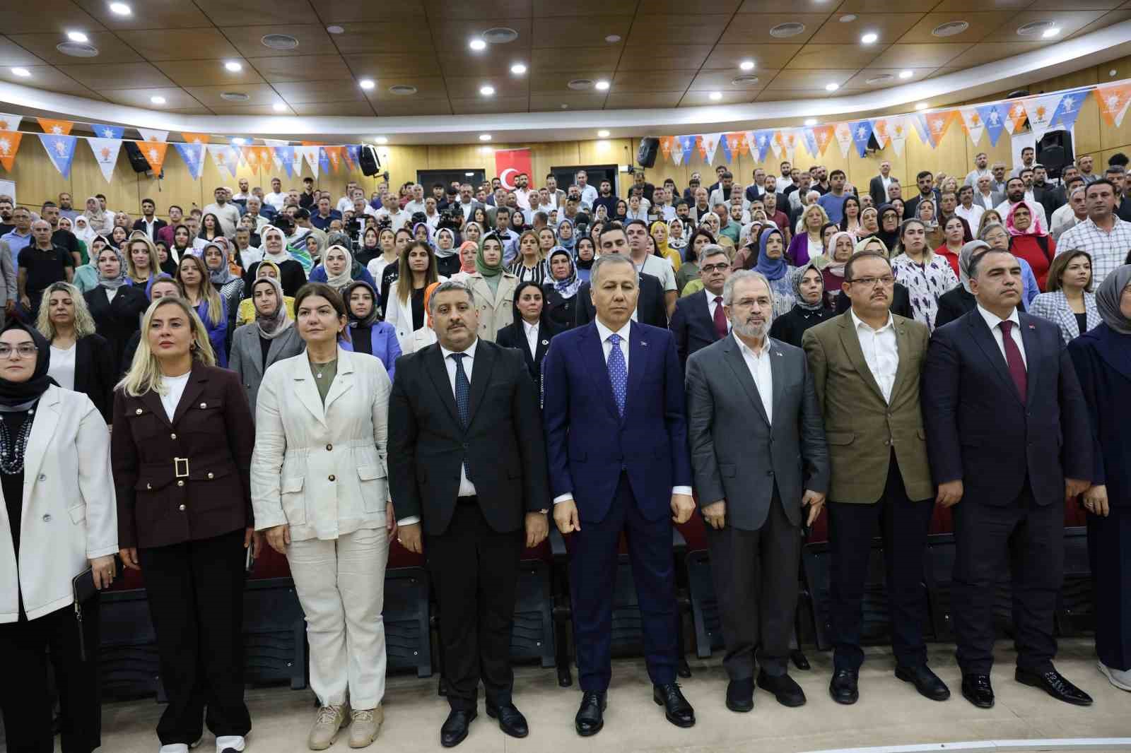 Bakan Yerlikaya: &quot;Diyarbakır’da tüm terör örgütlerine yönelik 3 bin 671 operasyon gerçekleştirdik, 10 terörist etkisiz hale getirildi, 831 şahıs gözaltına alındı&quot;