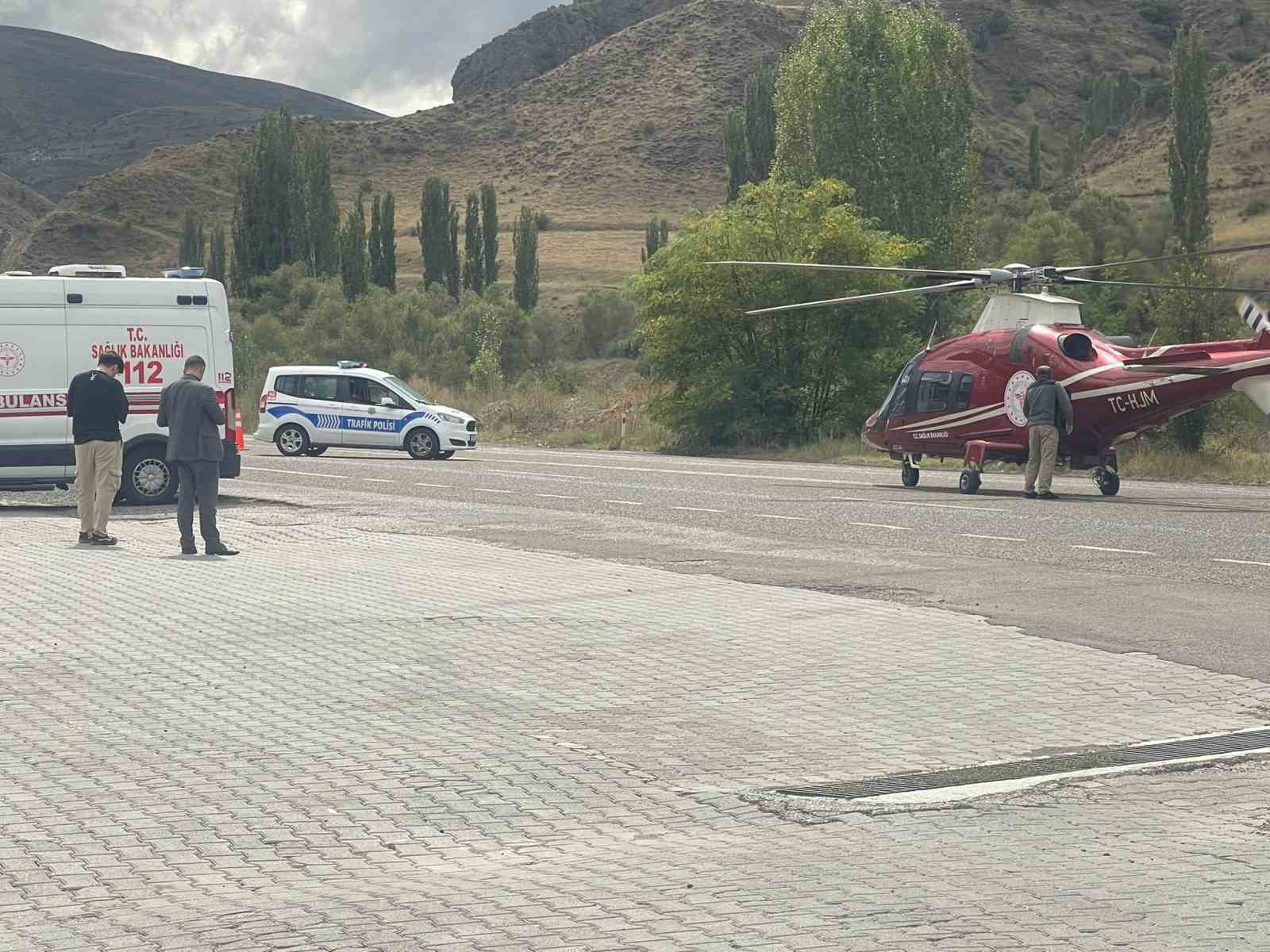 Ambulans helikopter kalp krizi geçiren hasta için Erzurum-Artvin kara yoluna indi
