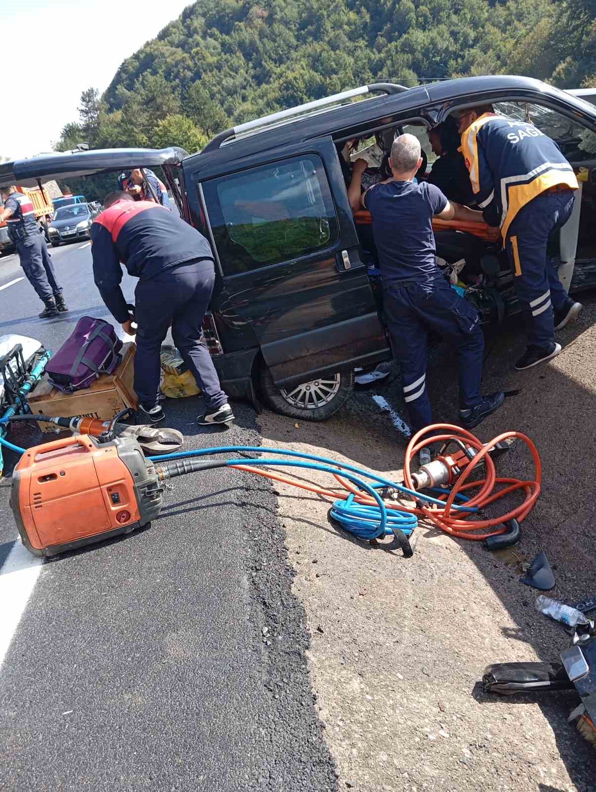 Direksiyon hakimiyetini kaybeden sürücü refüje çarptı; 2 yaralı