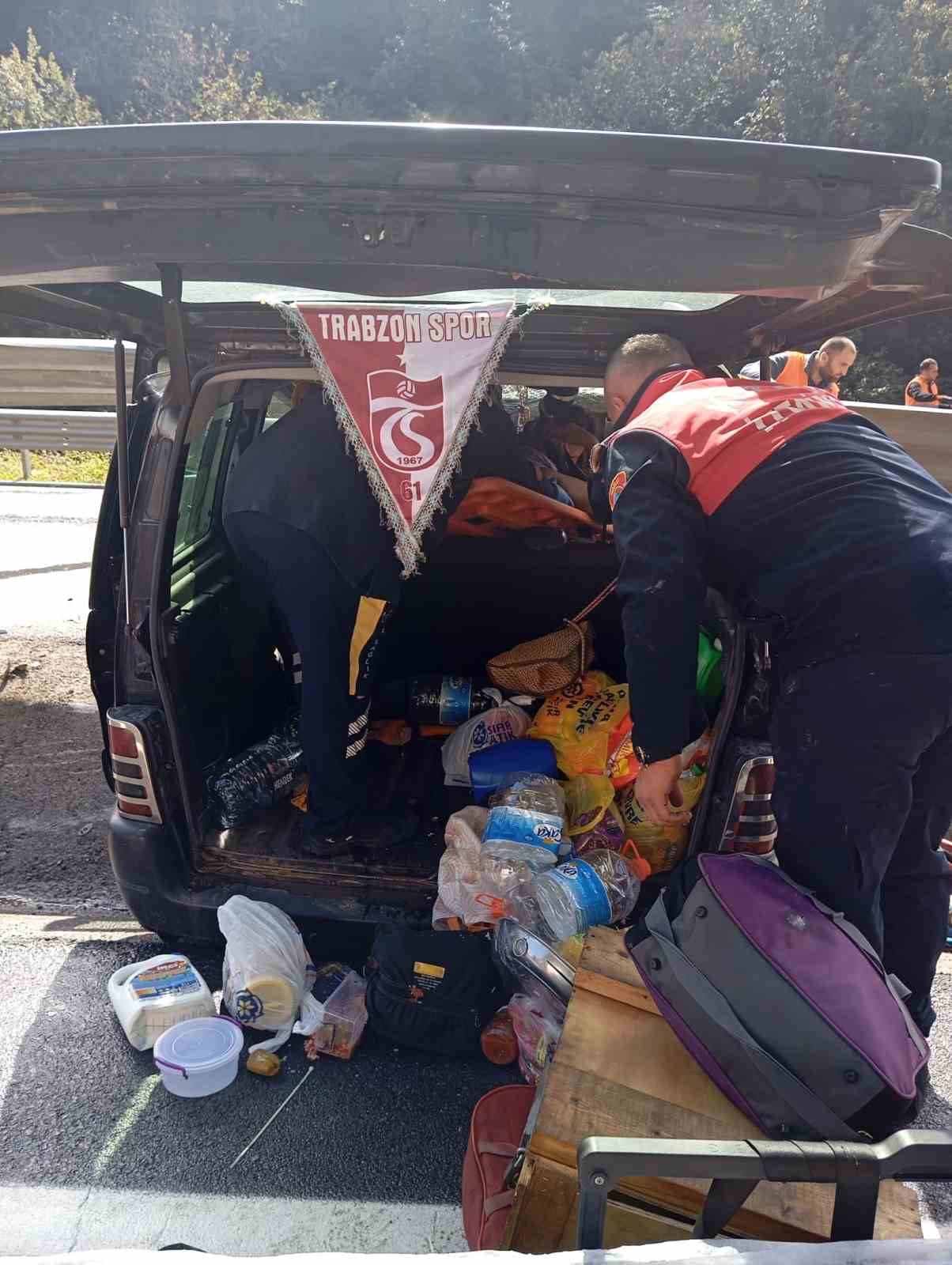 Direksiyon hakimiyetini kaybeden sürücü refüje çarptı; 2 yaralı
