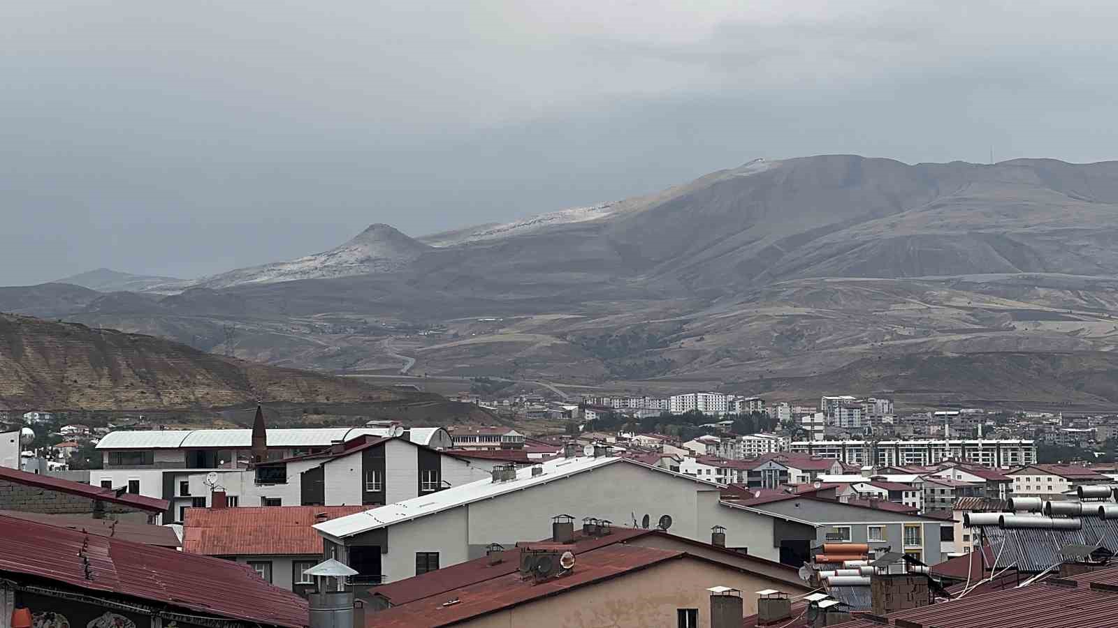 Tatvan’da yüksek kesimlere kar yağdı
