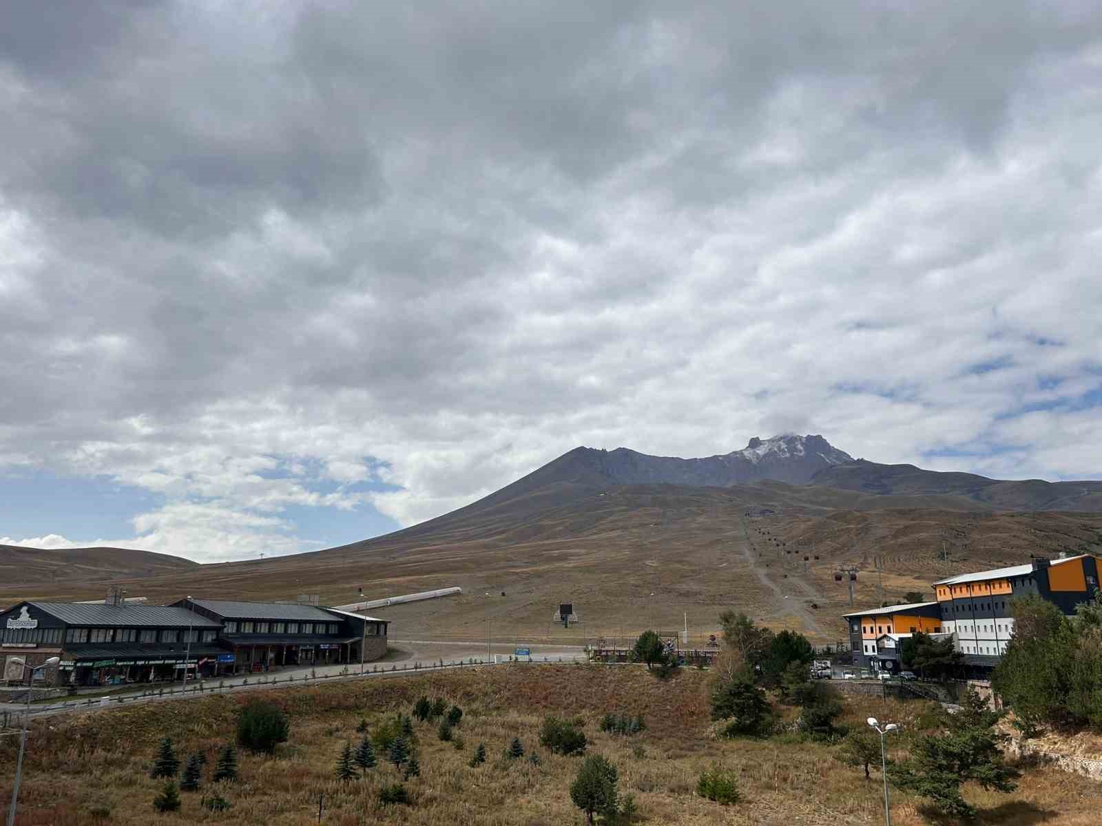 Erciyes’ mevsimin ilk karı yağdı