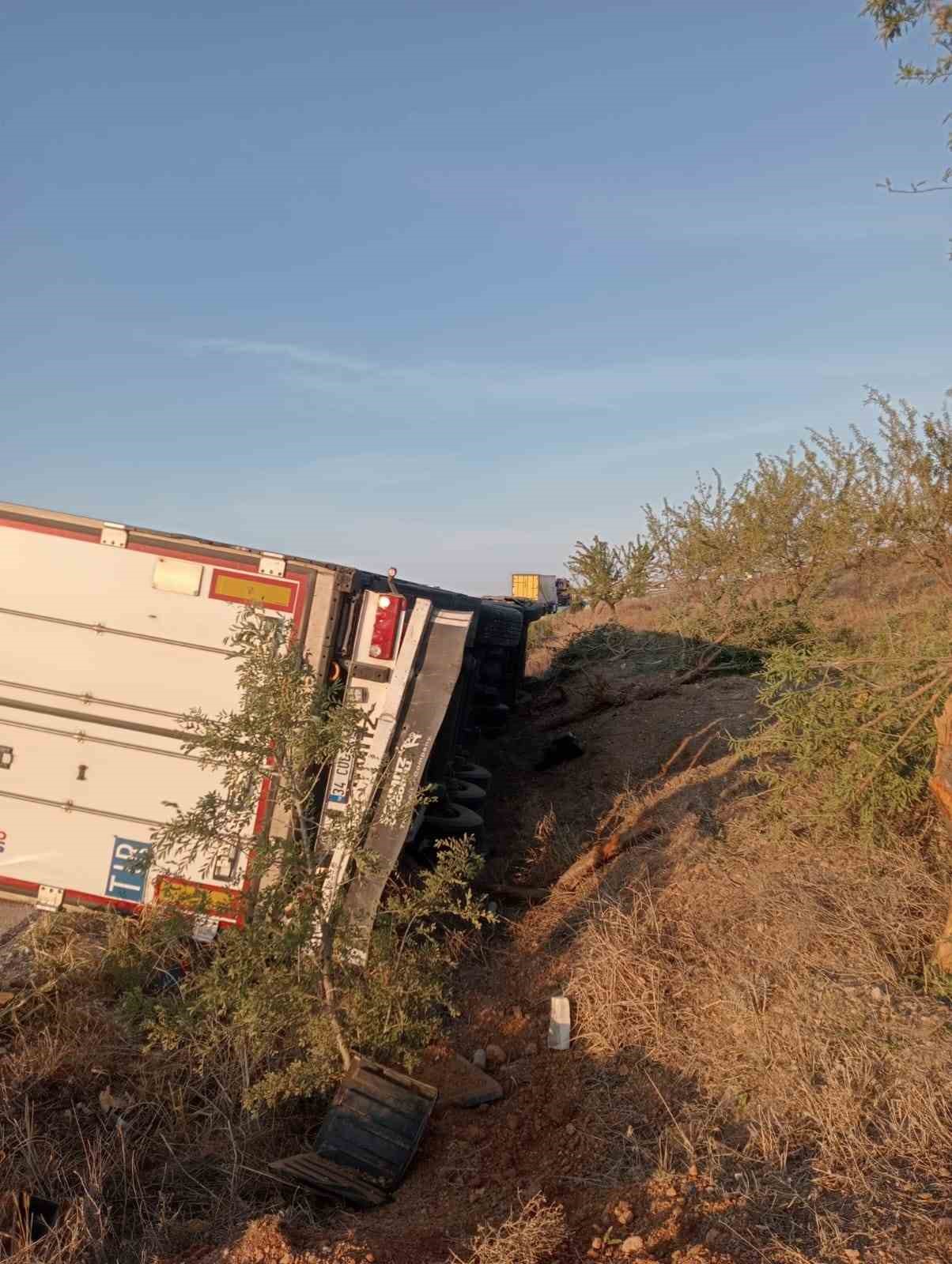 Kontrolden çıkan tır şarampole devrildi: 1 yaralı
