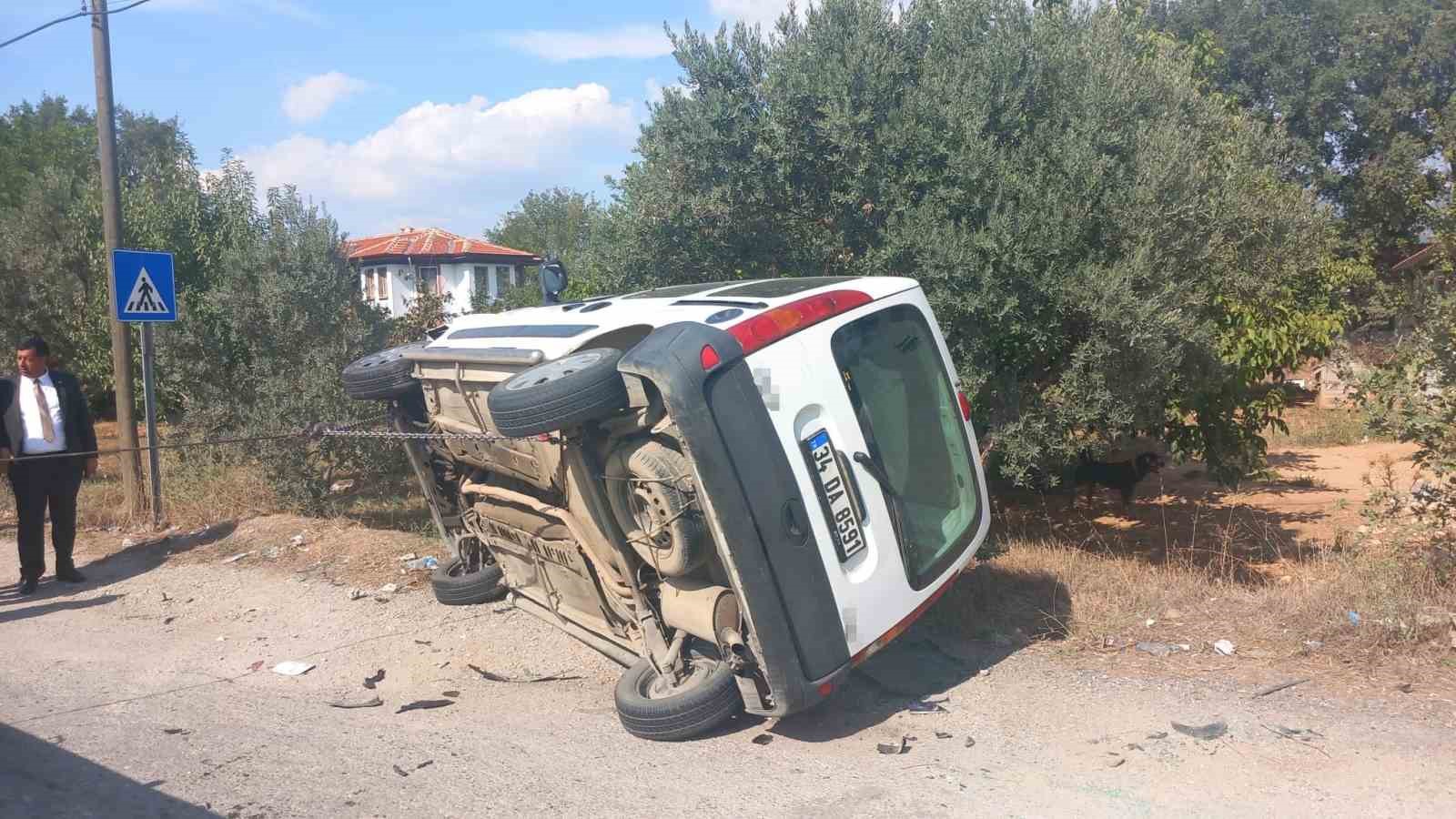 Ticari araçla çarpışan otomobil, bir evin bahçesine daldı
