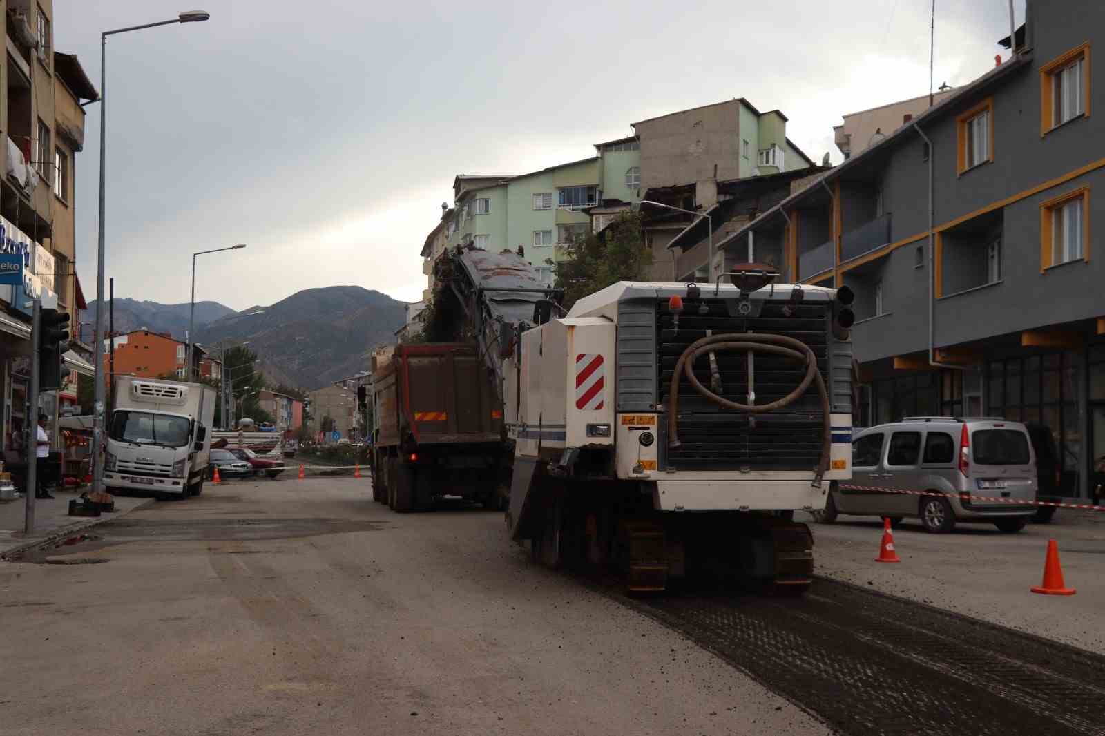 Oltu’da yollar yeniden asfaltlanıyor