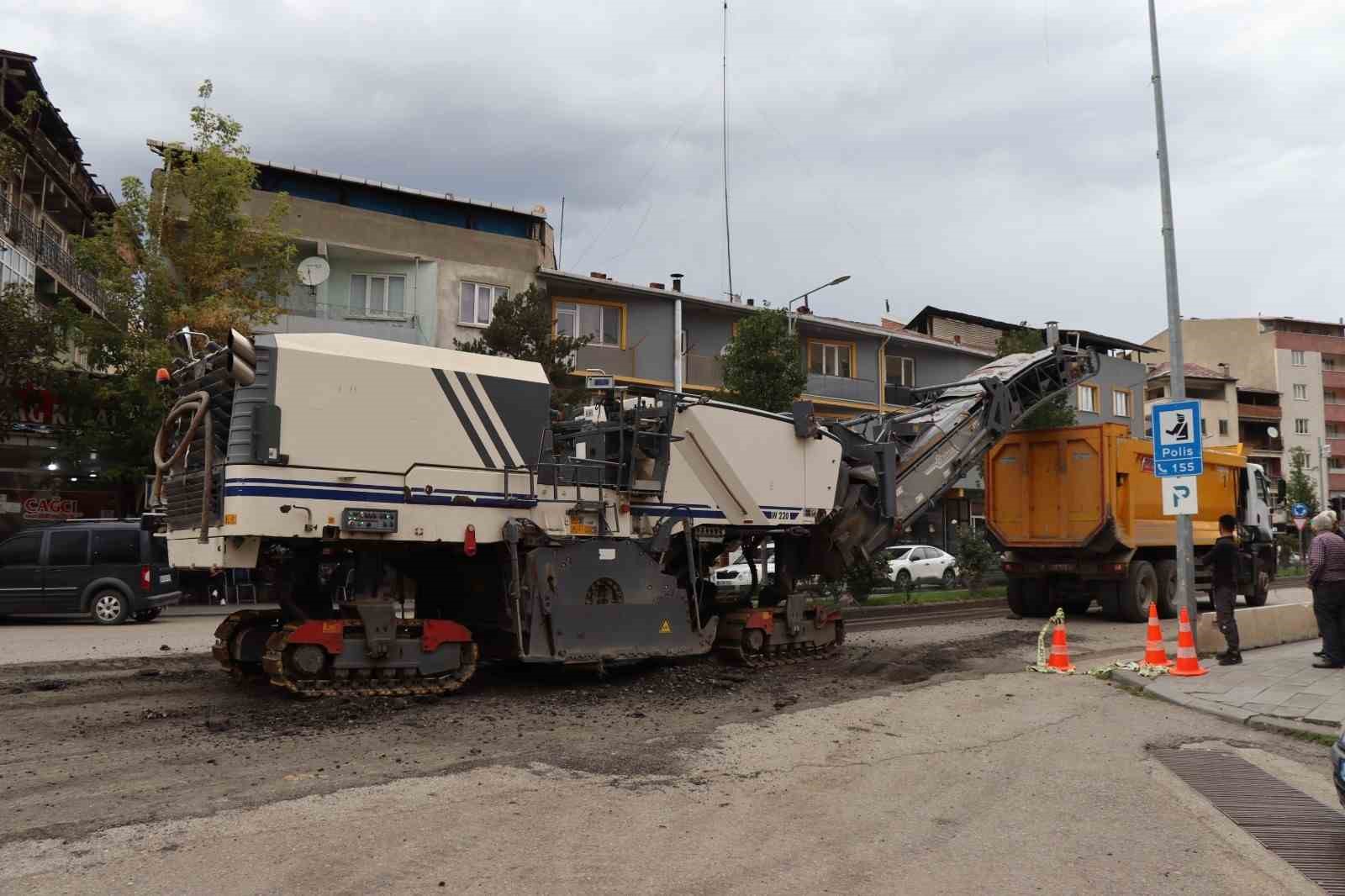 Oltu’da yollar yeniden asfaltlanıyor
