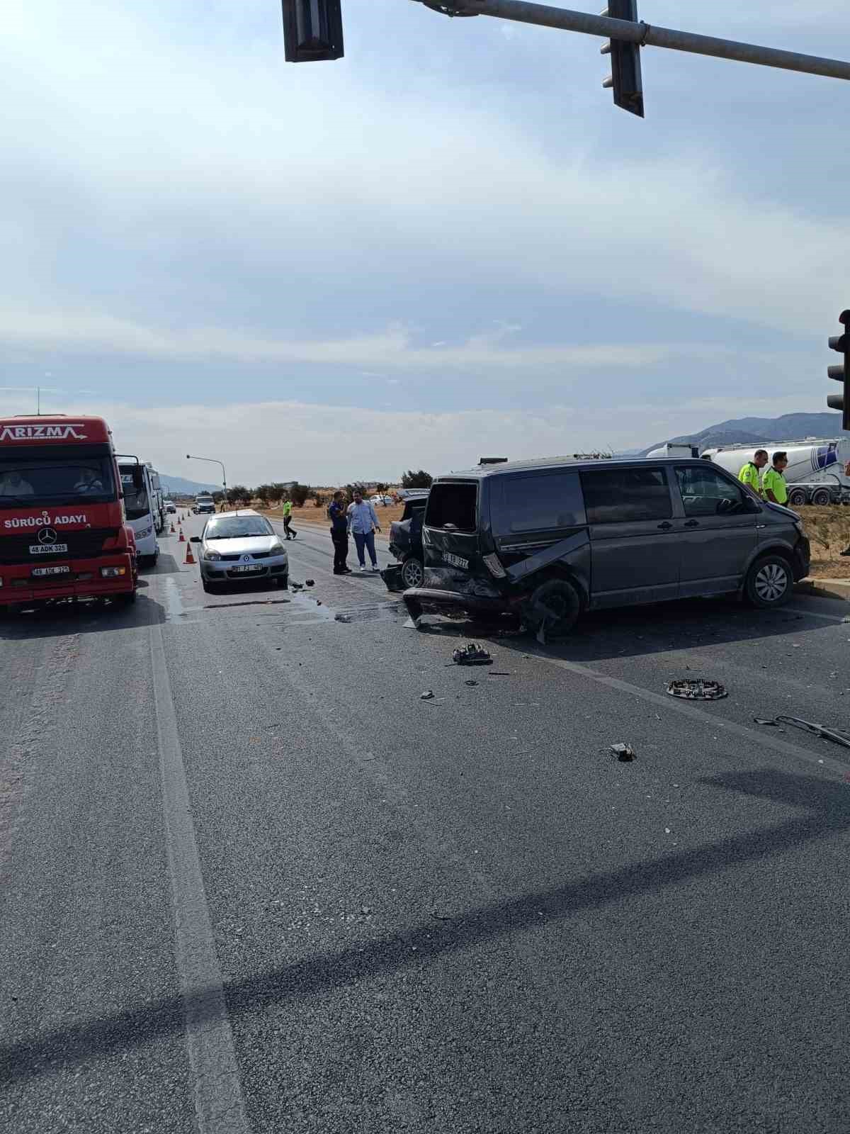 Gaziantep’te 3 aracın karıştığı zincirleme trafik kazası: 2 yaralı