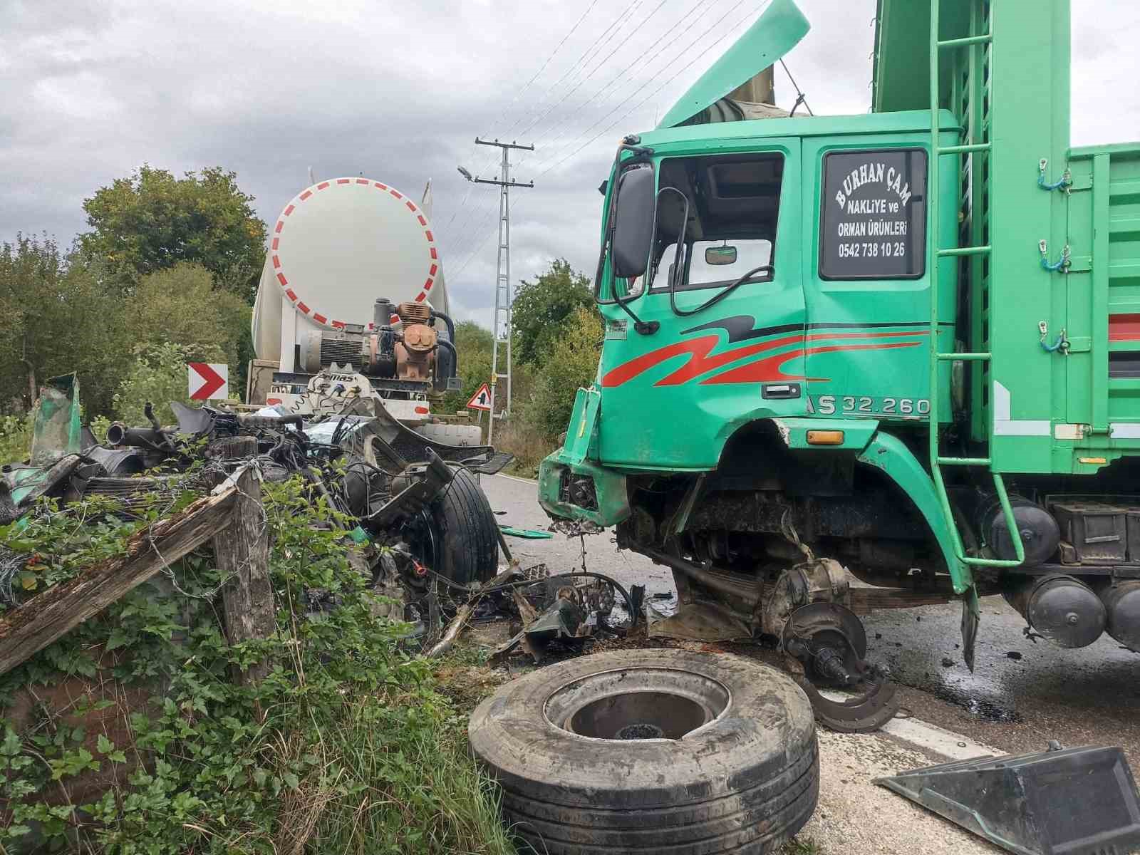 Kastamonu’da beton mikseri ile kamyon çarpıştı: 2 yaralı
