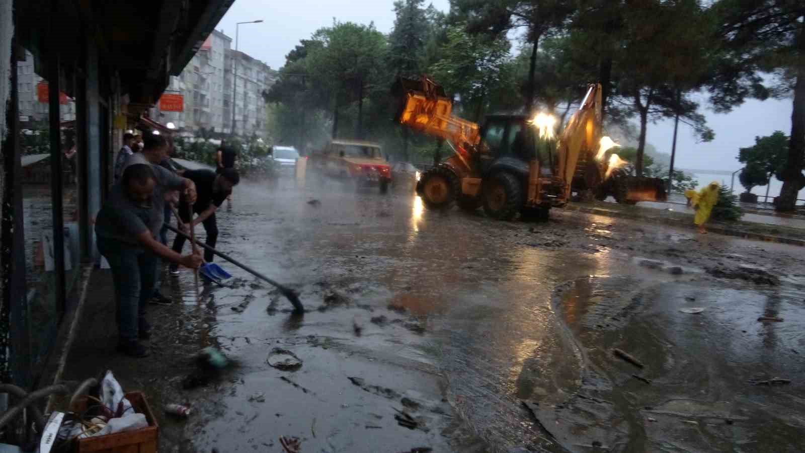 Giresun’da sağanak yağış hayatı olumsuz etkiledi
