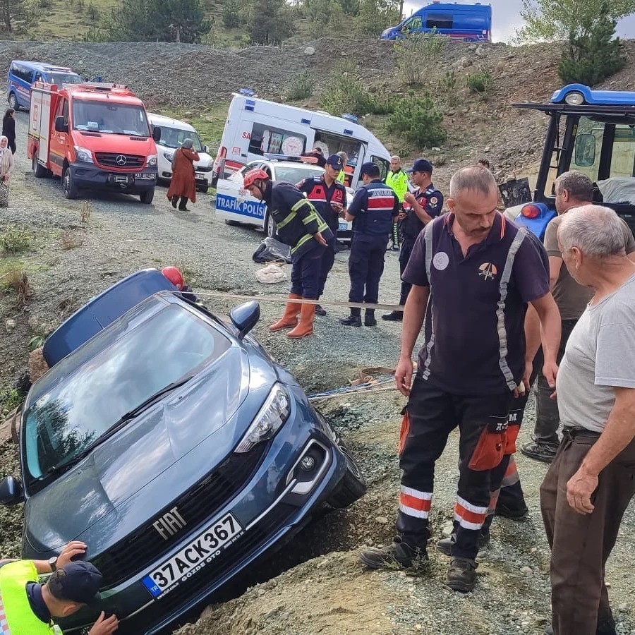 Otomobil yol kenarında asılı kaldı, araçtaki çift ölümden döndü
