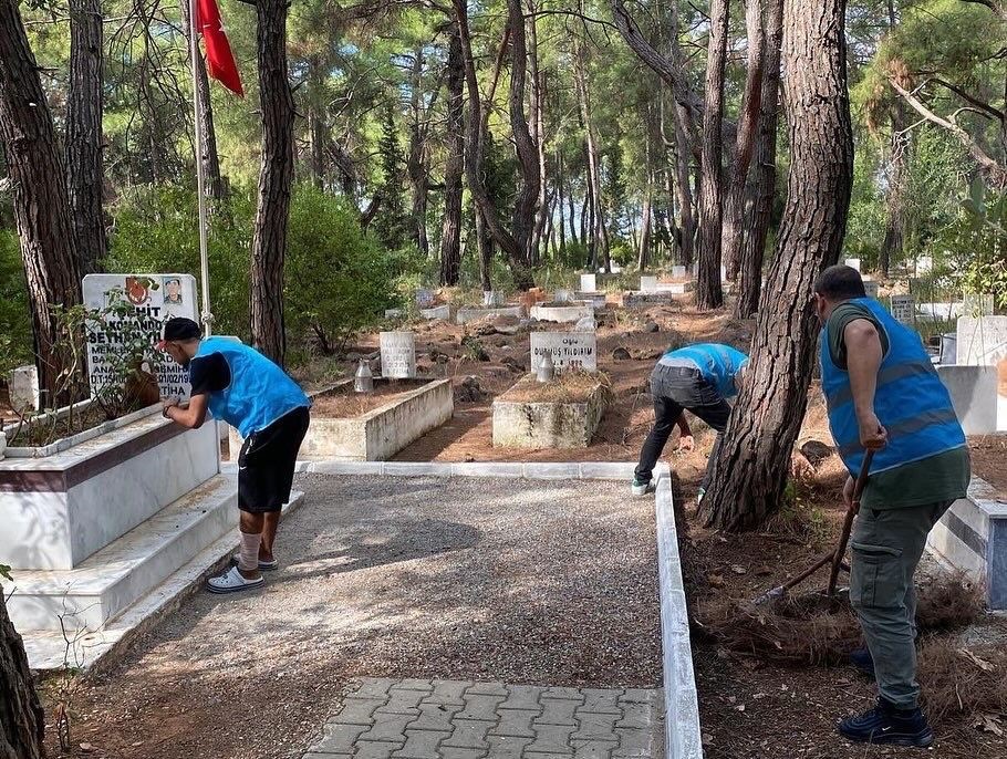 Muğla’da kamu hizmeti cezası alanlar şehit kabrini temizledi
