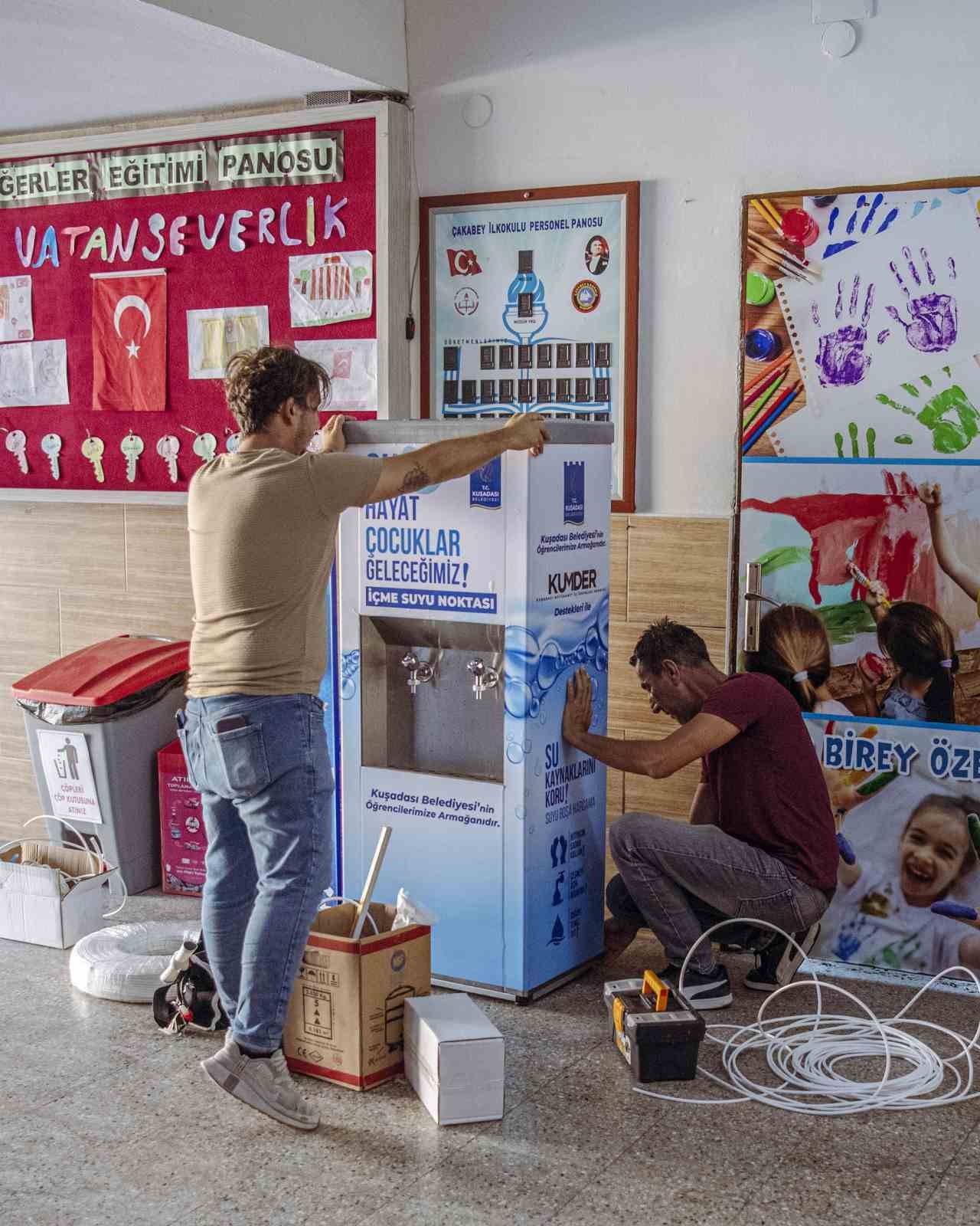 Kuşadası&rsquo;nda ilkokul &ouml;ğrencileri sağlıklı i&ccedil;me suyuna artık &uuml;cretsiz ulaşıyor
