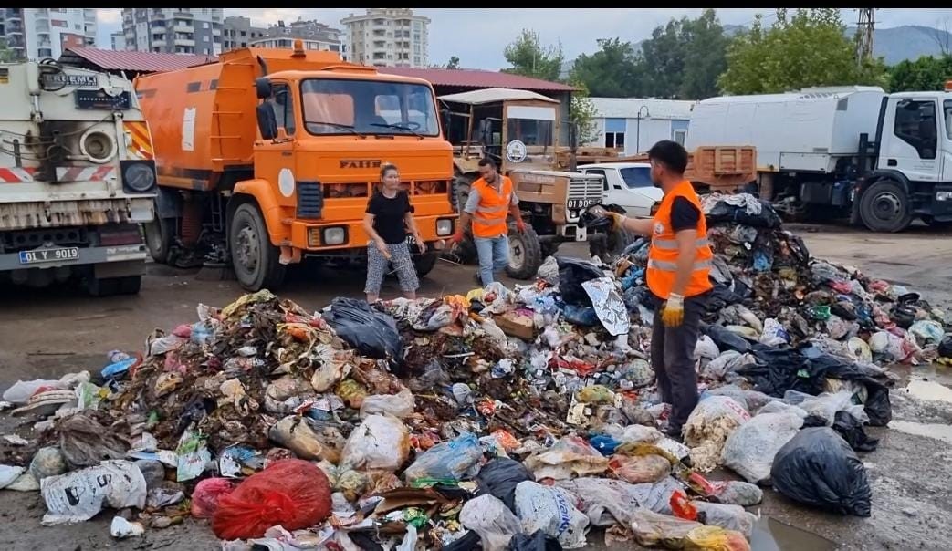 Cüzdanını yanlışlıkla çöpe atan kadın için temizlik görevlileri seferber oldu
