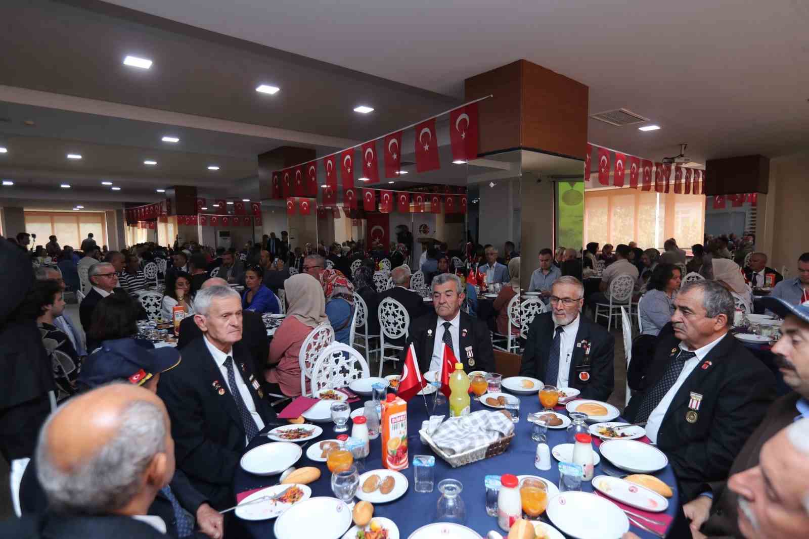 Valilik Gaziler Günü’nde yemek programı düzenledi