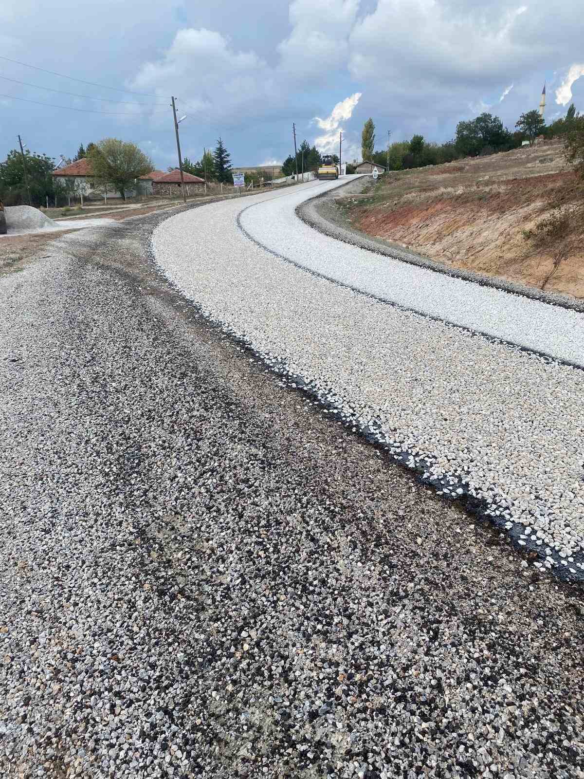 Alaca’nın köy yolları konforlu hale geliyor