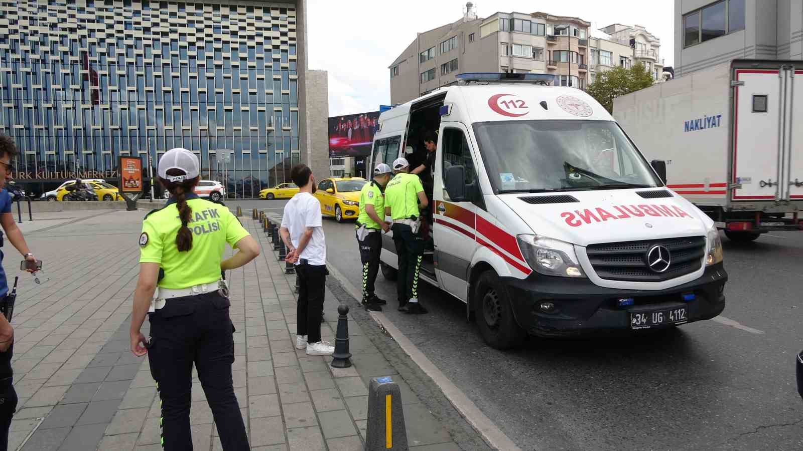 Taksim’de hatalı sollama kazaya neden oldu: Motosiklet ile lüks araç birbirine girdi
