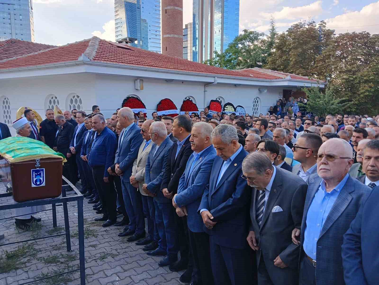 Eski Bakan Kirişci’nin kalp krizi sonucu hayatını kaybeden damadı son yolcuğuna uğurlandı
