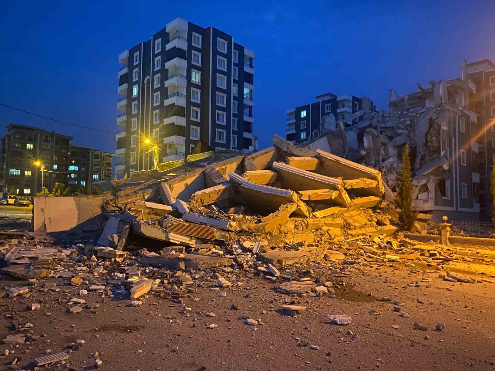 Adıyaman’da ağır hasarlı 9 katlı binanın yıkılma anları kameraya yansıdı