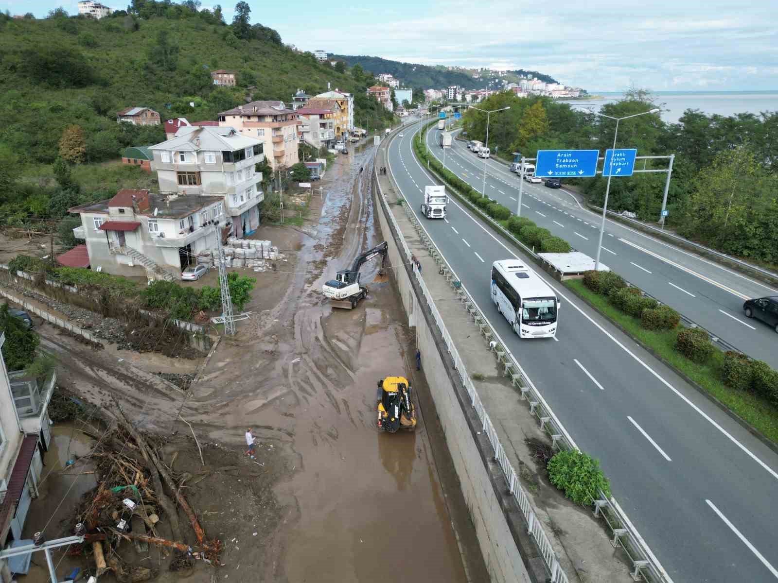 Trabzon’un Sürmene ilçesinde selde kaybolan şahsı arama çalışmaları sürüyor
