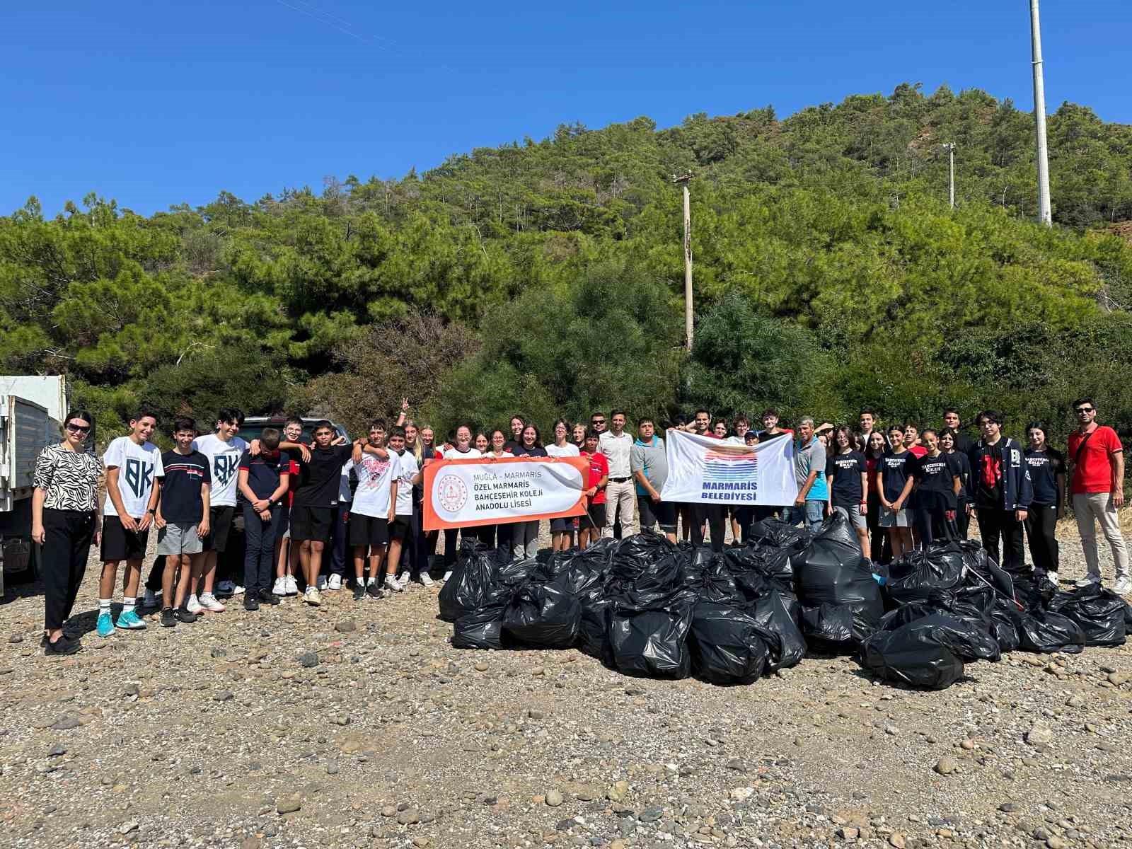 Marmaris Belediyesi ve öğrencilerden çevre temizliği