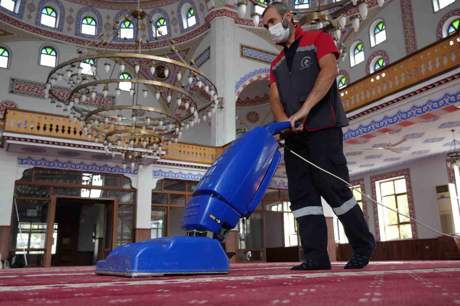 İbadethanelerin temizliği düzenli olarak yapılıyor
