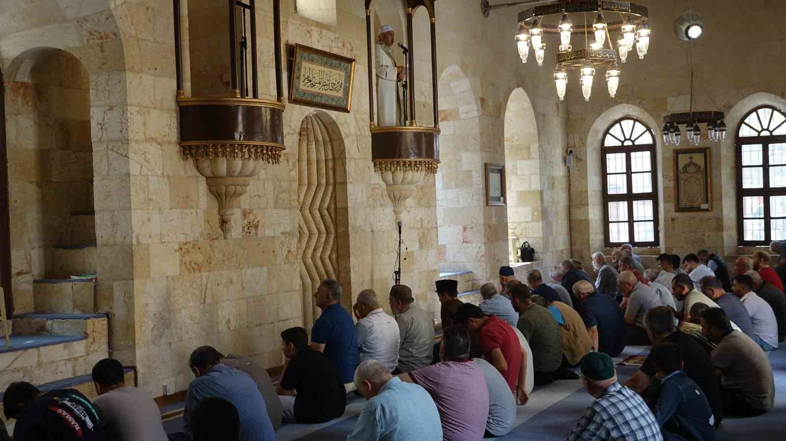 Deprem sonrası ibadete kapatılan Kozluca Camii yeniden cemaatine kavuştu