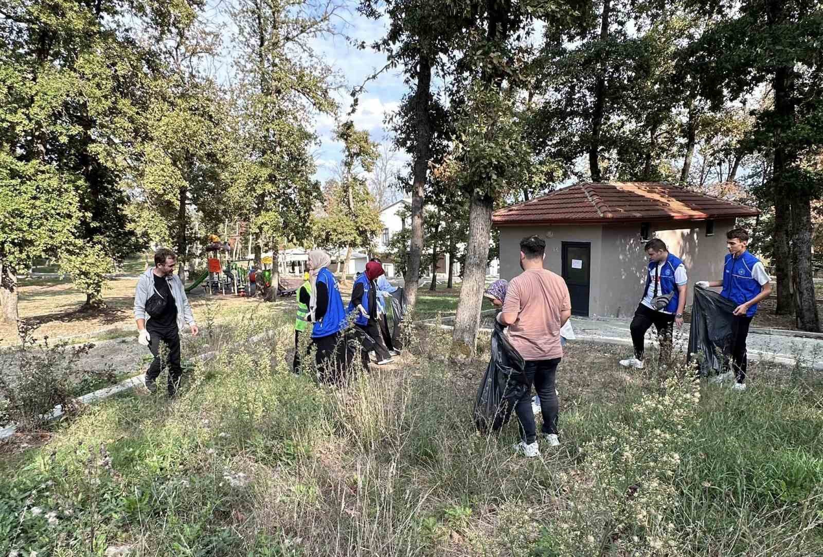 Gençler temiz dünya, sağlıklı gelecek için çöp topladı
