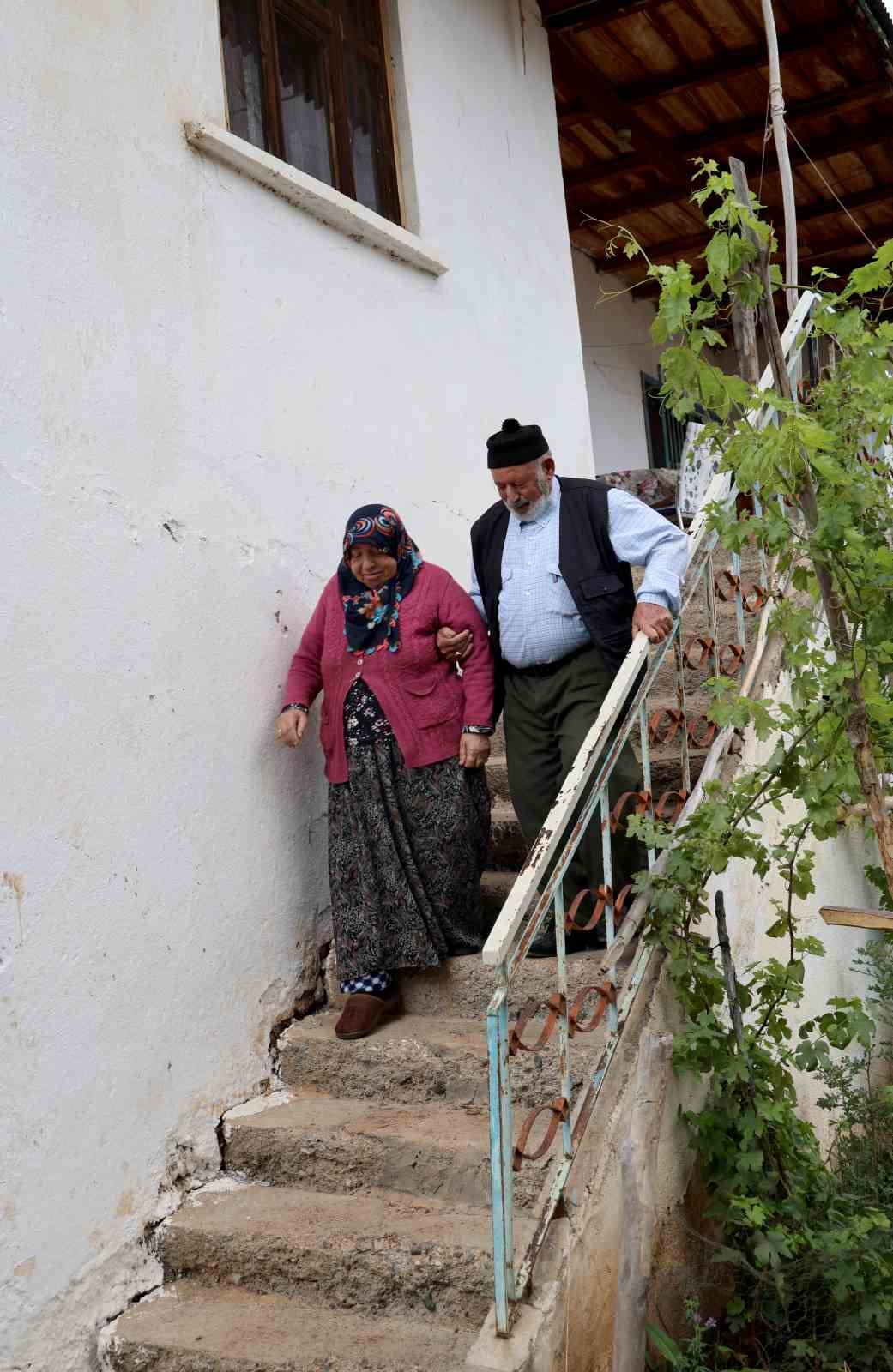 Elini hanımının omzuna koymak için izin istedi, görüntüyü milyonlarca kişi izledi
