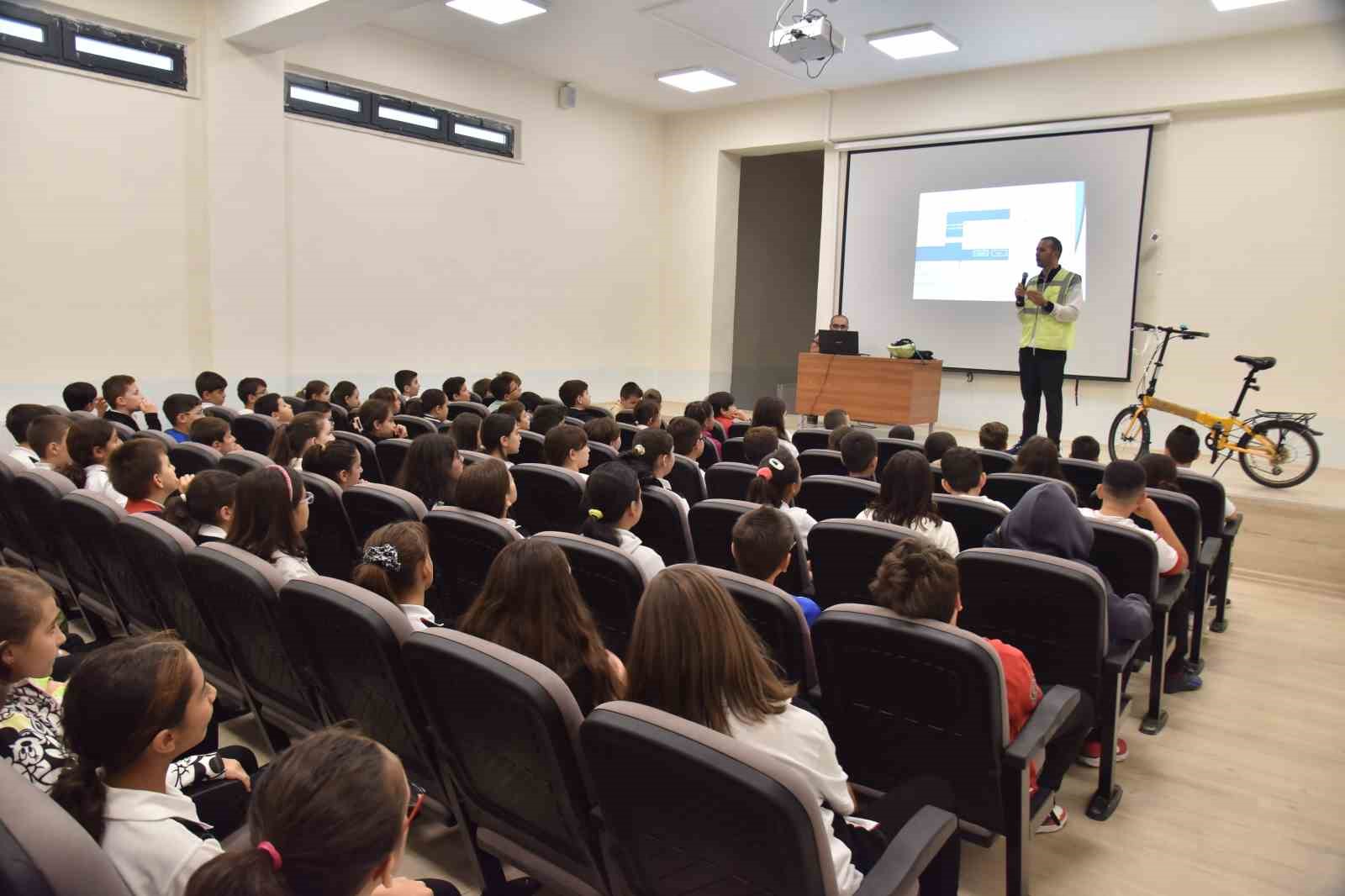 Okullarda Temel Trafik ve Bisiklet Kültürü semineri veridi