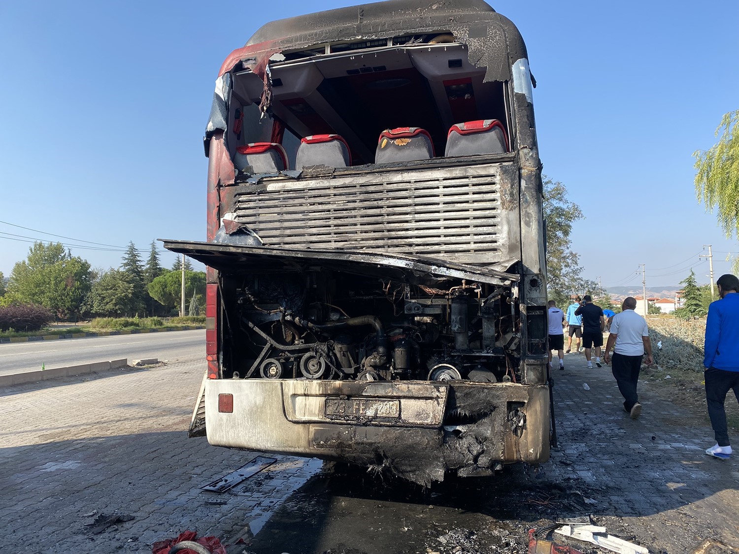 23 Elazığ FK’nın takım otobüsü alev aldı, facia kıl payı atlatıldı
