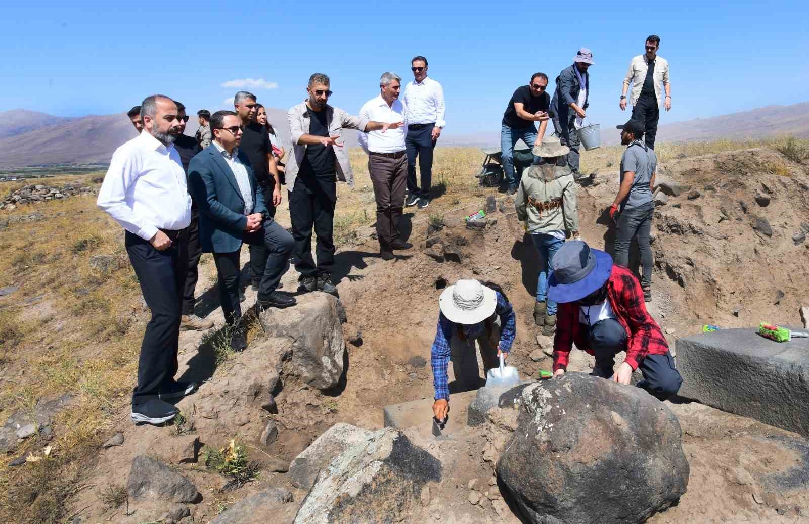 Rektör Şevli’den Urartucayı okuyup yazan Kuşman’a ziyaret
