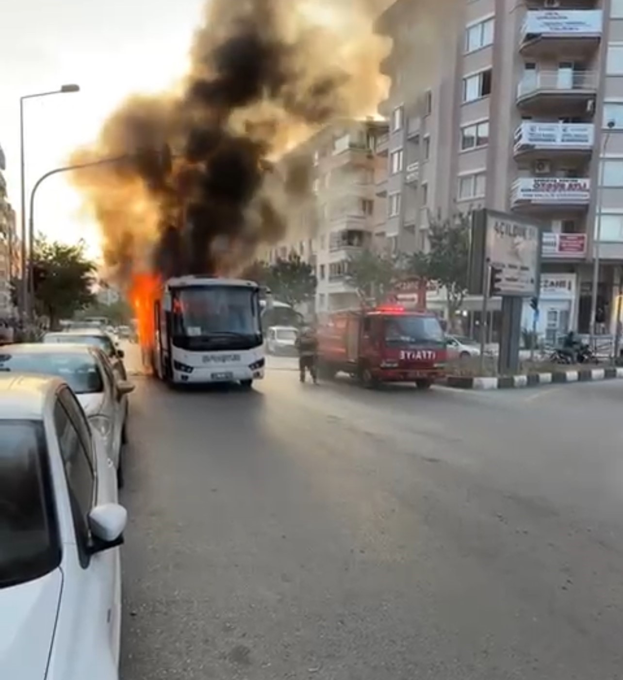 Manisa’da işçi servisi alev alev yandı
