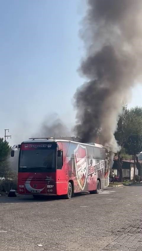 23 Elazığ FK’nın otobüsü, içinde futbolcular ve teknik ekibin olduğu sırada alev aldı
