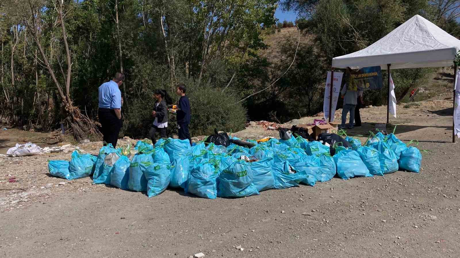 Mamak Kent Ormanı’nda gönüllüler tarafından temizlik yapıldı
