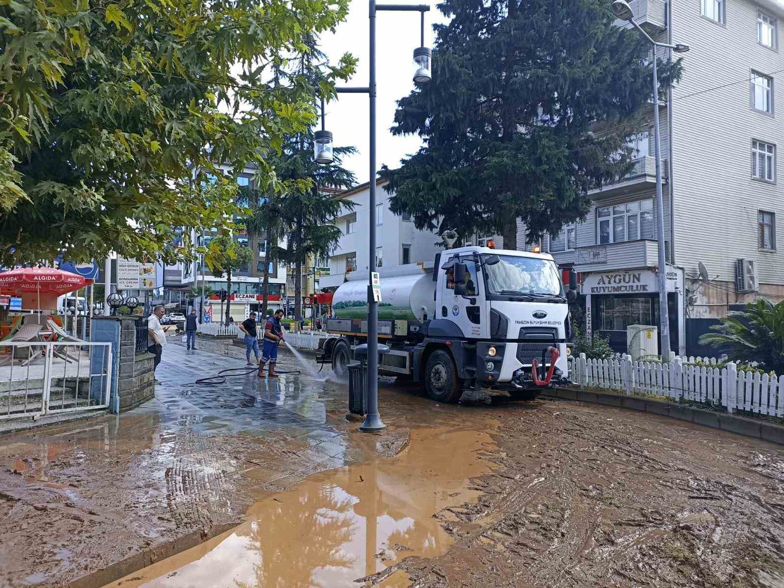 Trabzon’da 4 ilçede etkili olan selin izleri siliniyor
