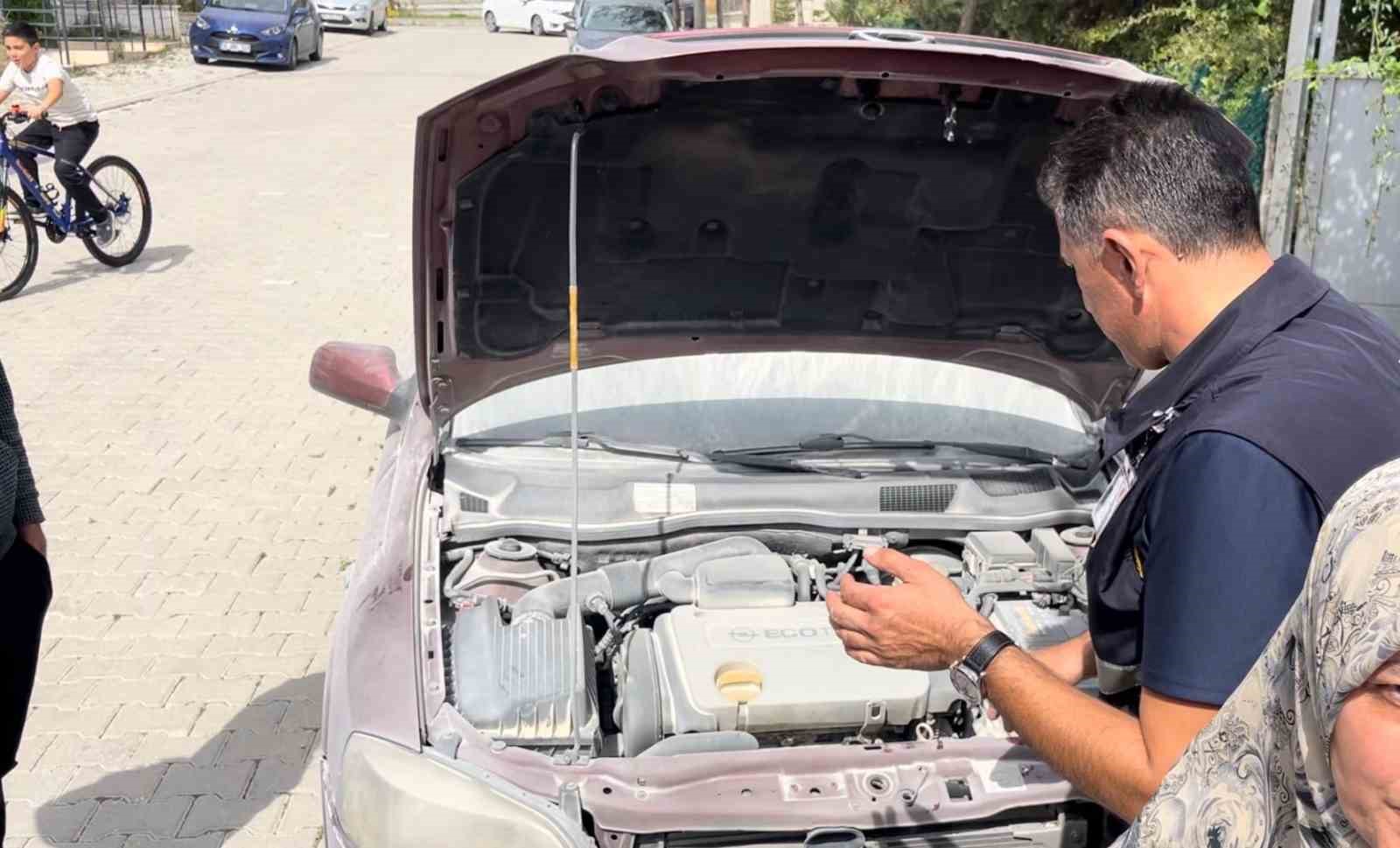 Park halindeki otomobilden dumanlar yükseldi