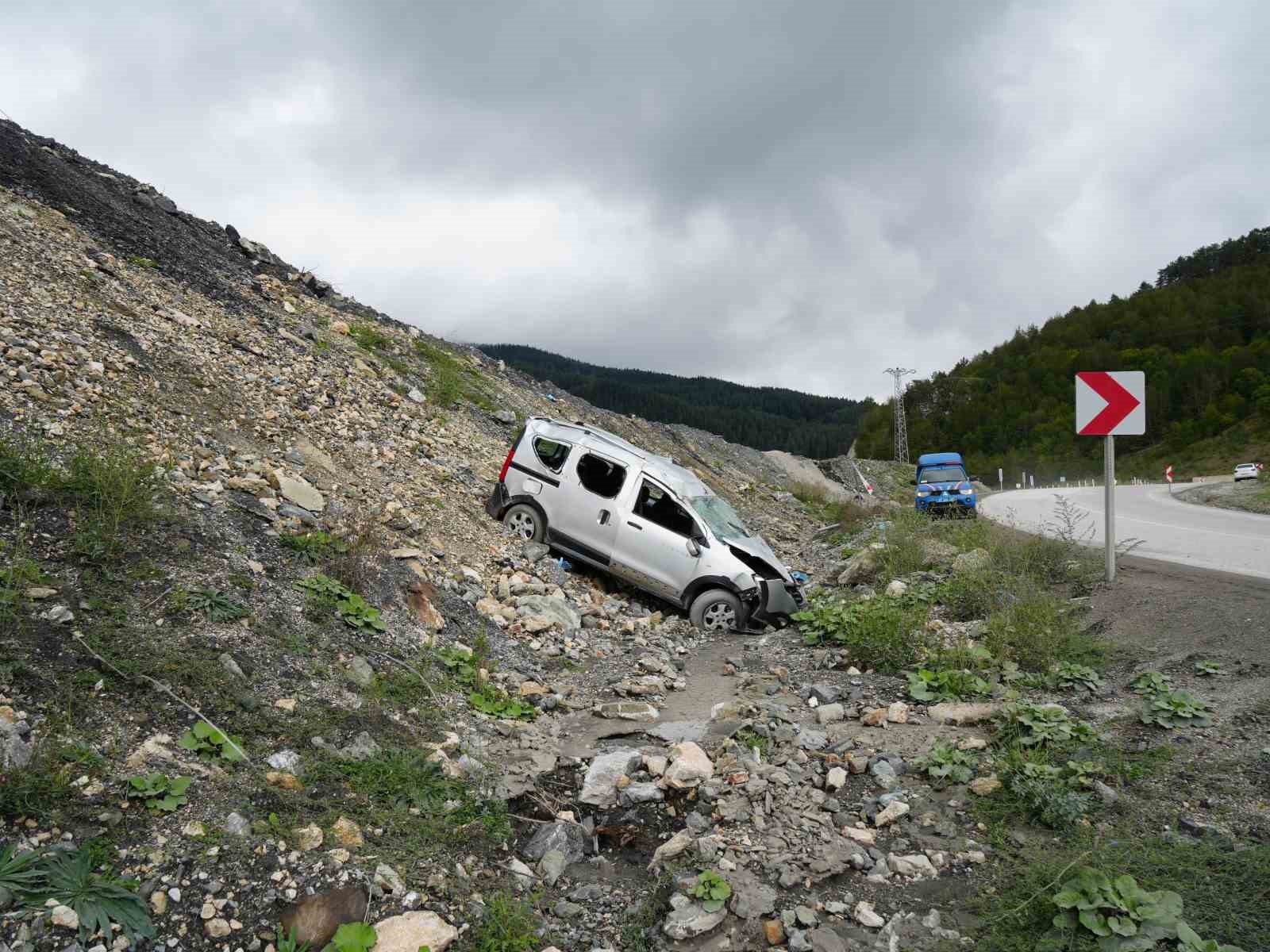 Kastamonu’da şarampolde taklalar atan hafif ticari araçtaki 5 kişi yaralandı