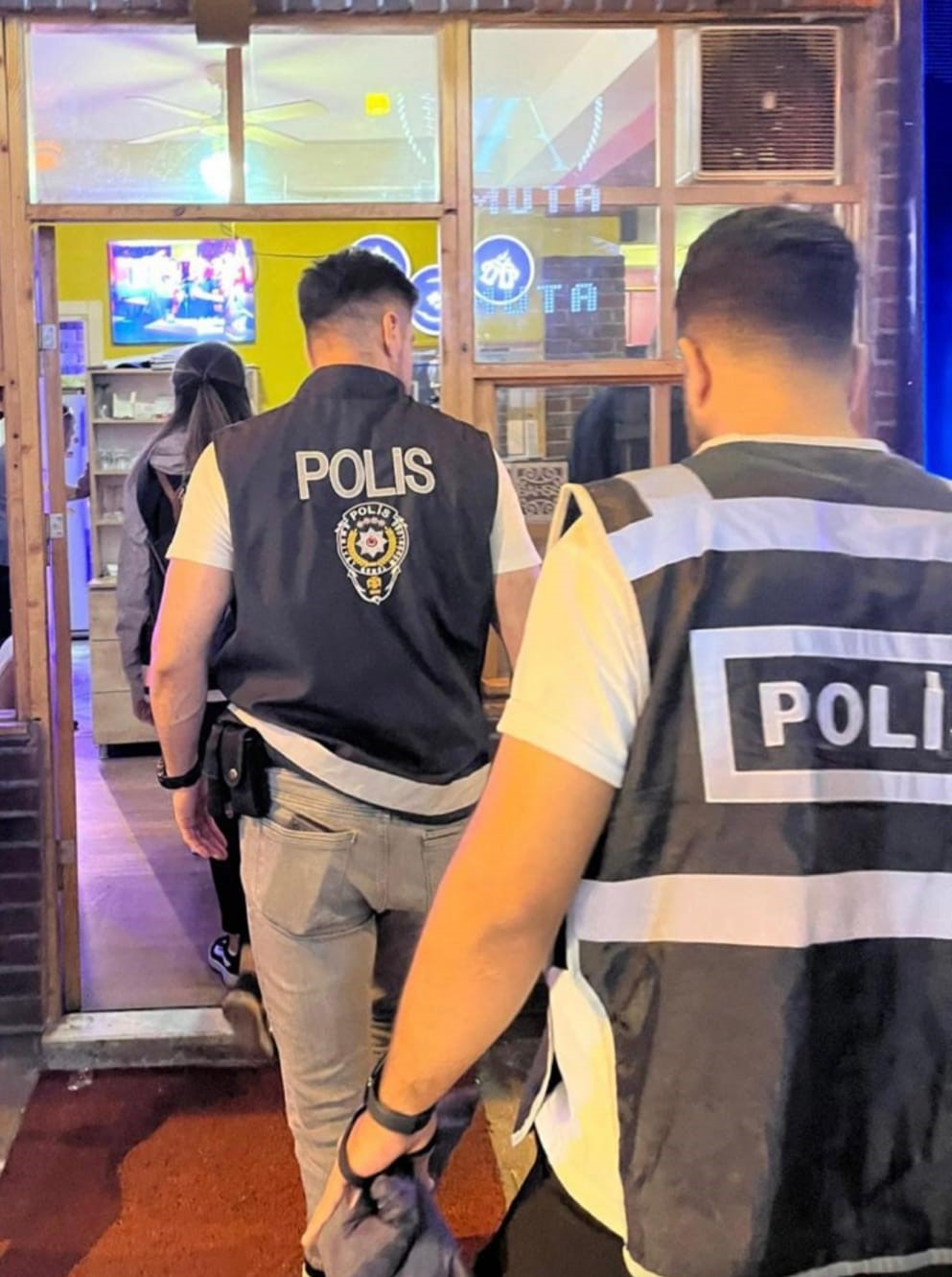 Polisin çalışmasında 2 aranan şahıs yakalanırken, 1 işletmeye işlem yapıldı