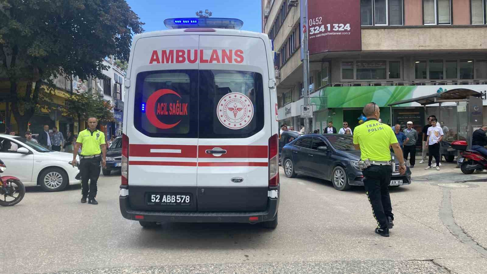 Dede ve torun, tartıştığı polisi sandalye ile yaraladı