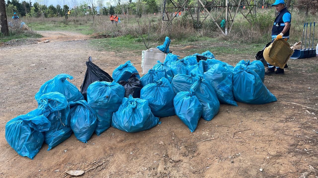 Sancaktepe Belediyesi ekipleri, Dünya Temizlik Günü’nde gönüllülerle el ele verdi
