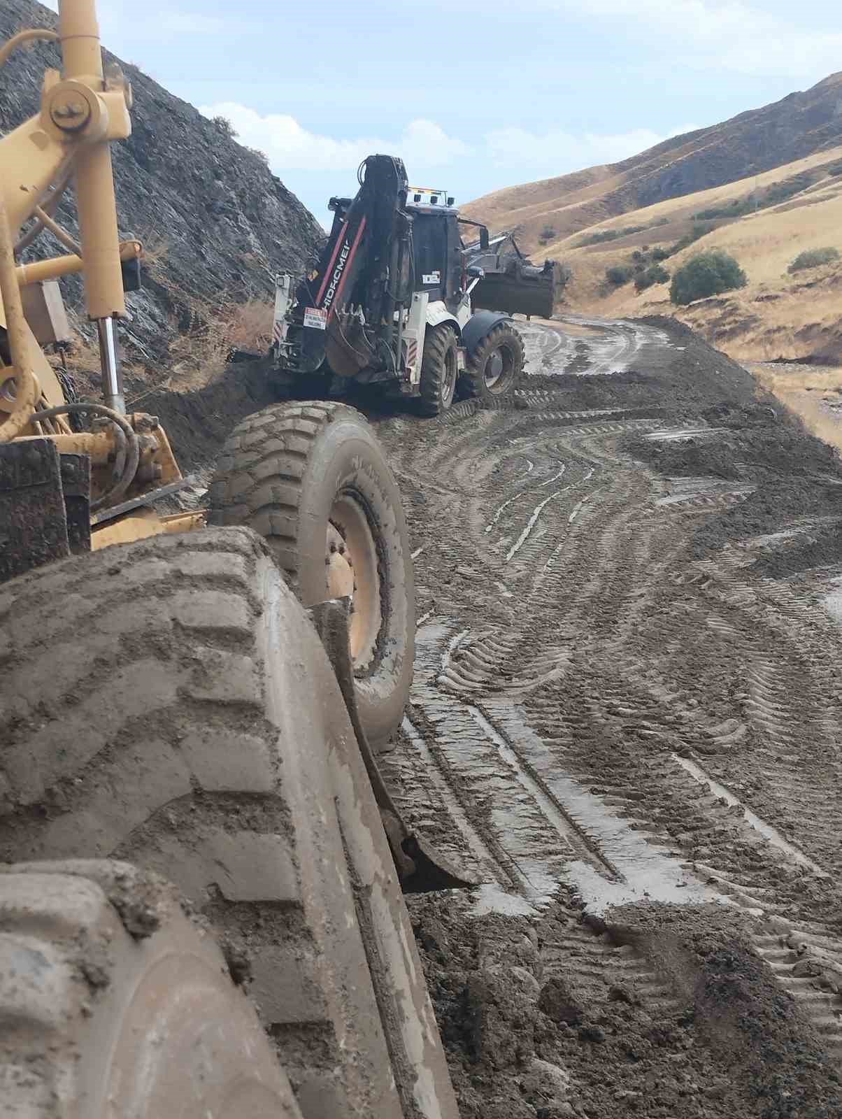 Ahlat’ta sel nedeniyle kapanan köy yolları ulaşıma açıldı