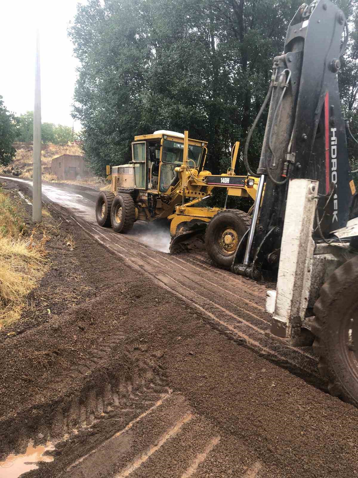 Ahlat’ta sel nedeniyle kapanan köy yolları ulaşıma açıldı
